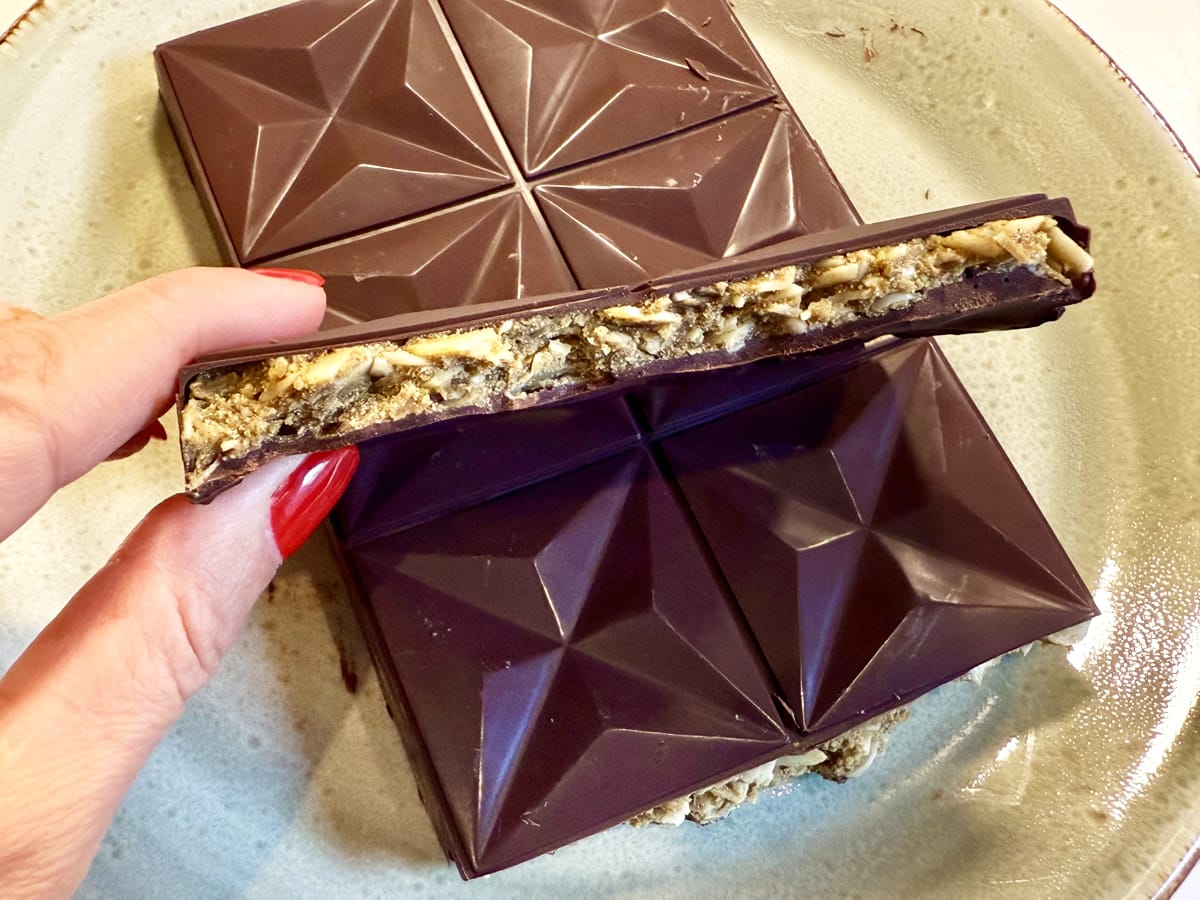healthy dubai chocolate bar with a pistachio cream ceter